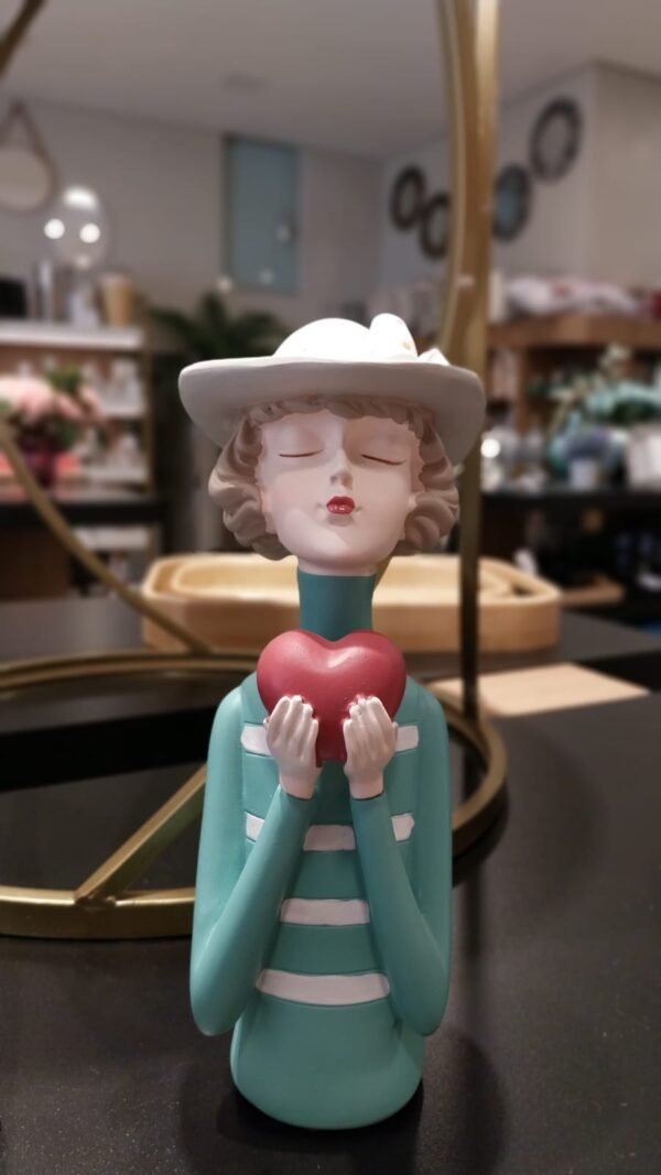 ESCULTURA BONECA COM CORACAO WOLFF 61495