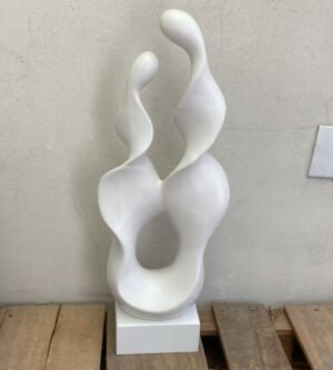 ADORNO EM CERAMICA BRANCA COM BASE DE MADEIRA 27CM