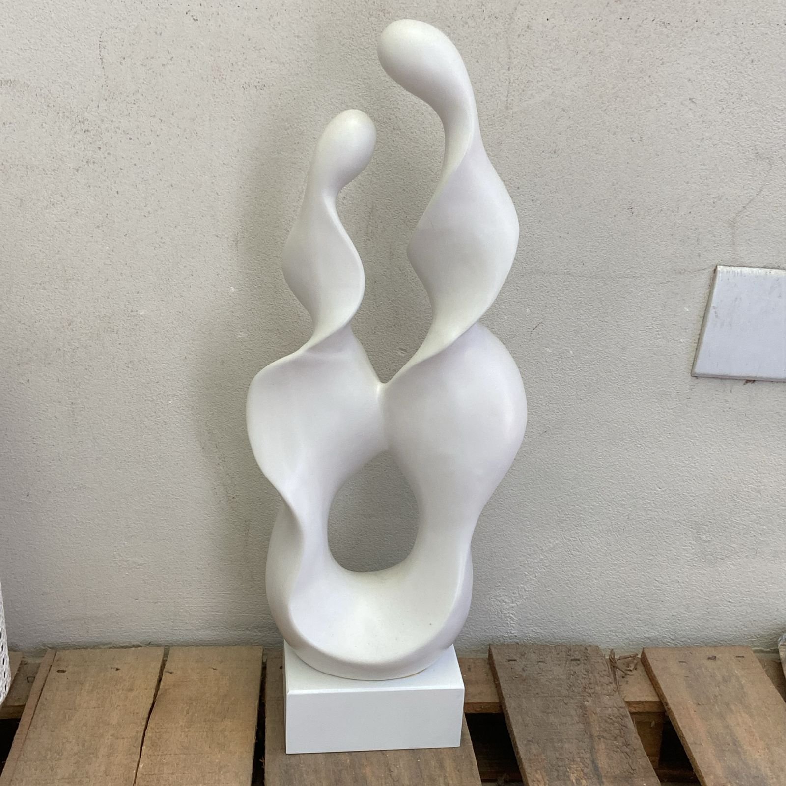 ADORNO EM CERAMICA BRANCA COM BASE DE MADEIRA 27CM